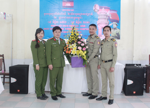 Đại diện các đơn vị chức năng thuộc Học viện CSND tặng hoa chúc mừng Quốc khánh Campuchia.